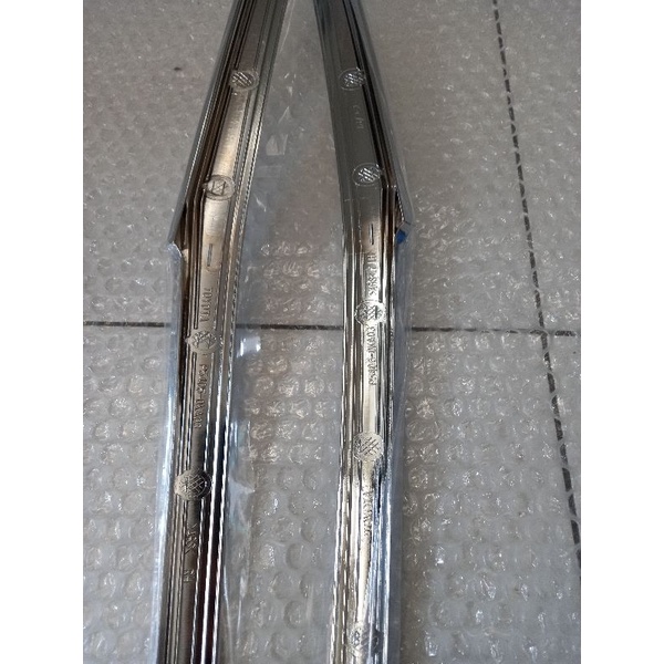Jual List Kaca Belakang Innova Reborn Facelift Original | Shopee Indonesia