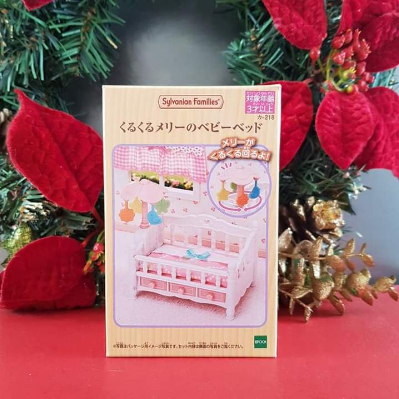 Lit Bébé Sylvanian Families – Set Bébé Lit Avec Drap, Accessoire Maison De Poupée (dès 3 Ans)