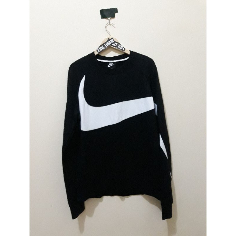 Nike crewneck big swoosh sale