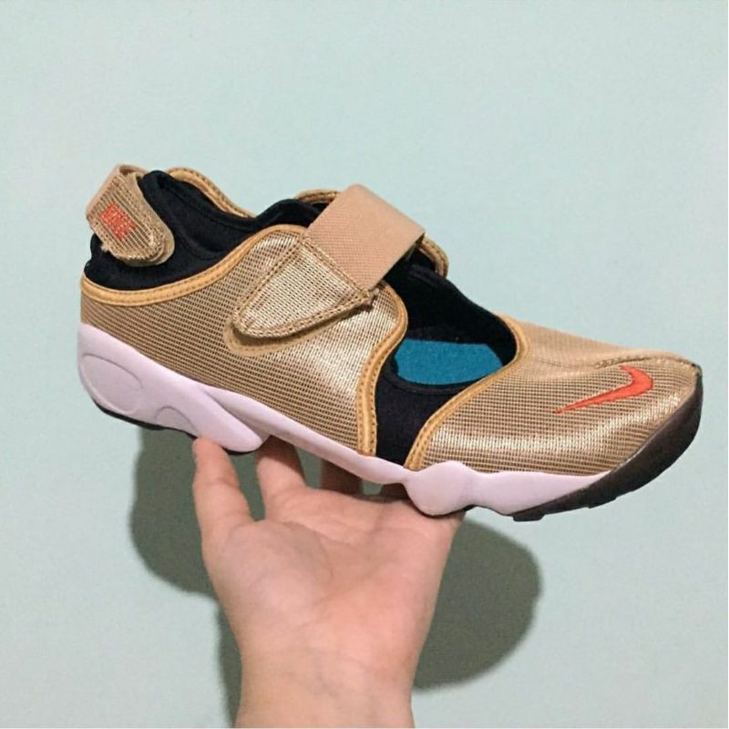 Nike air rift on sale gold