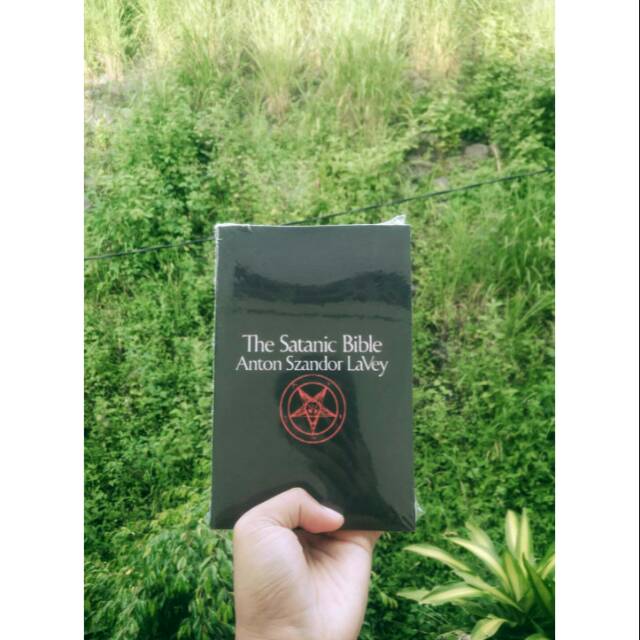 Jual THE SATANIC BIBLE ANTON SZANDOR LAVEY | Shopee Indonesia