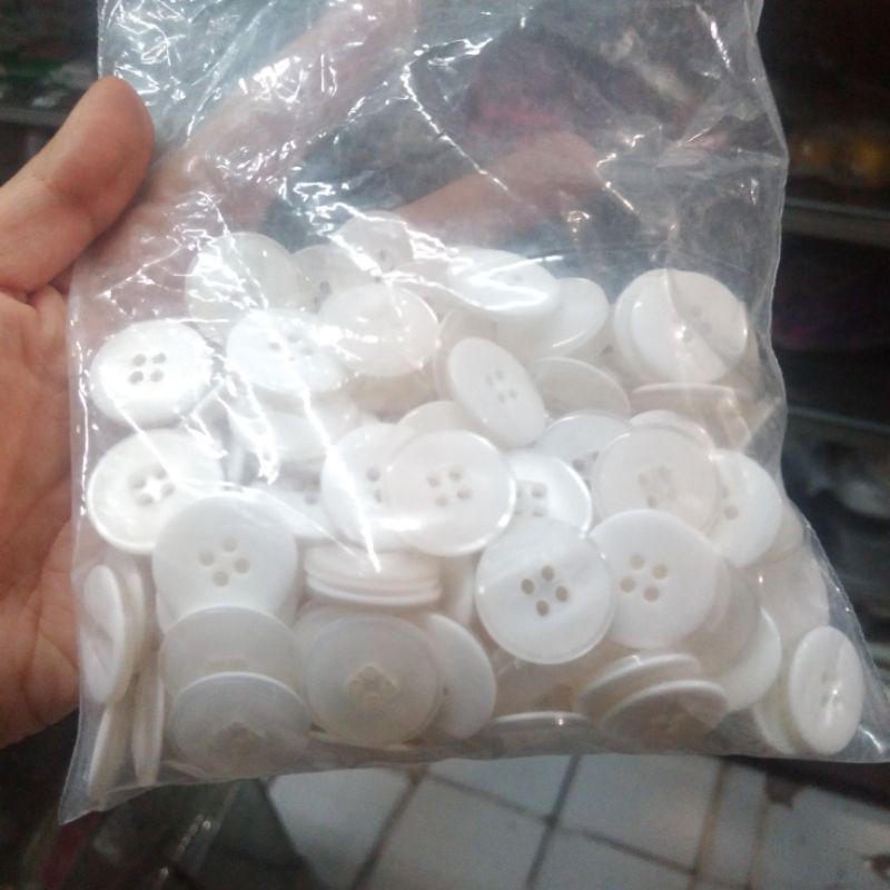 Jual kancing jas warna putih susu ukuran 2cm harga 1 bungkus = 1 gross ...