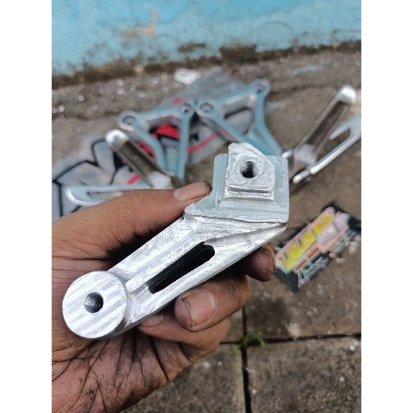 Jual PANGKON KENALPOT STEP CB550 /BREKET /DUDUKAN KENALPOT CBR 650 1PC