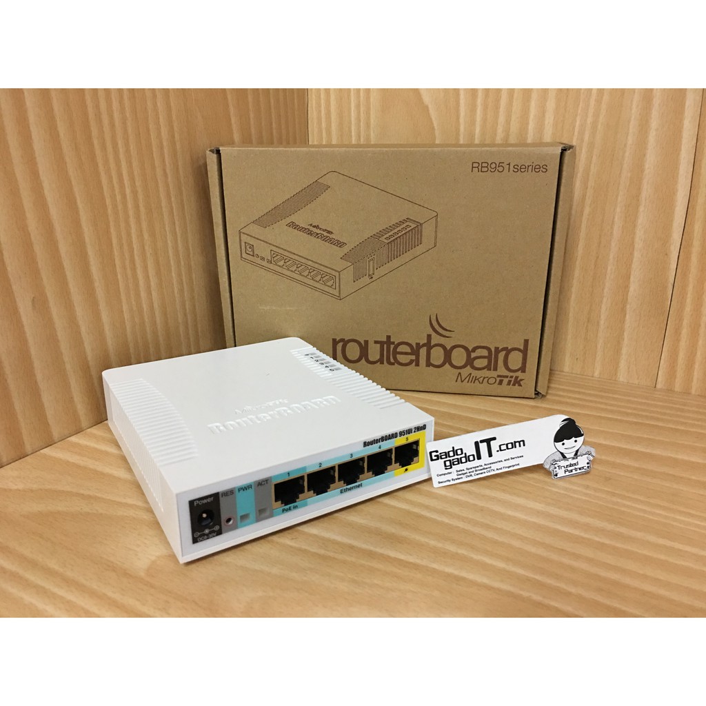MikroTik RB951Ui-2HnD Router Wireless 5 Porte 10/100 – 2.4GHz, 802.11b/g/n, Con USB E PoE