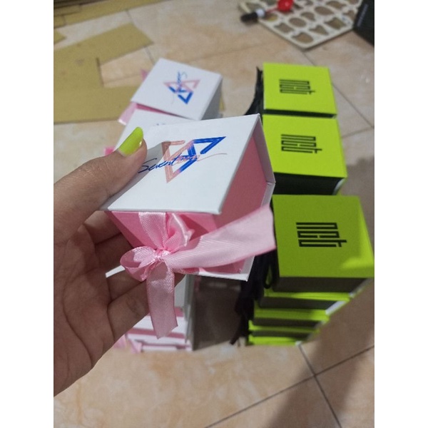Jual box kpop custom design dan logo lucu kotak hadiah | Shopee Indonesia