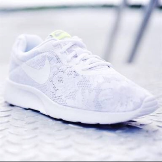 Nike tanjun cheap floral white