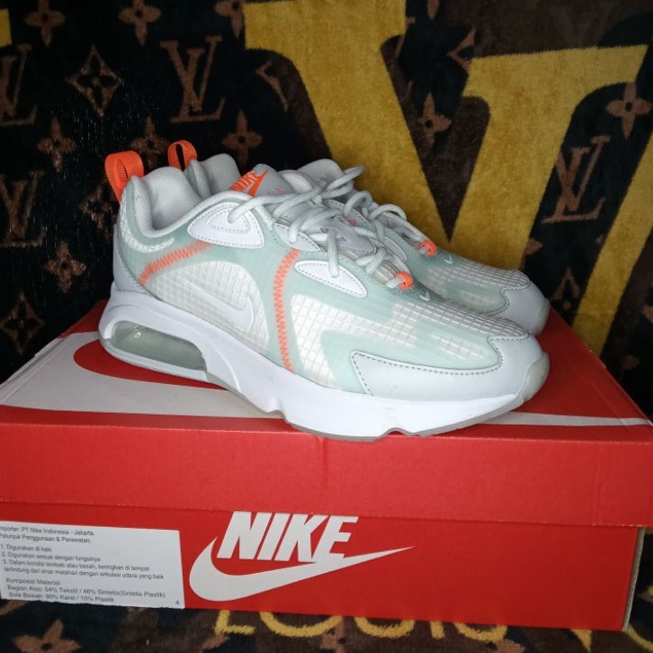 Nike 200 white and feeth pink