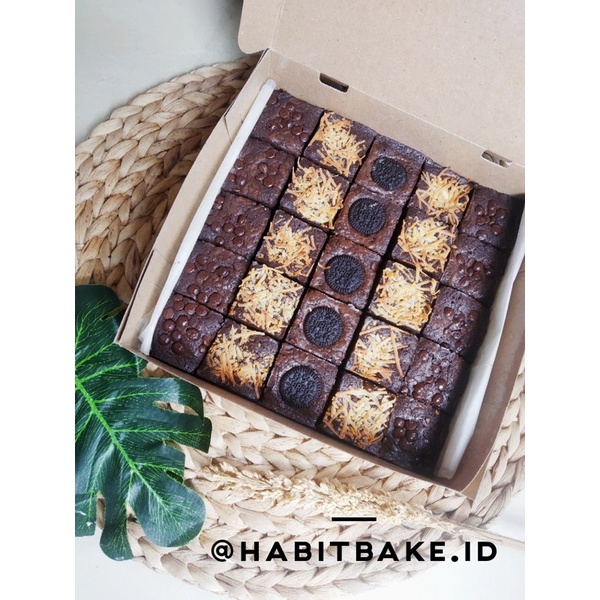 Jual Brownies Fudgy Sliced Panggang Dark Chocolate Brownies Coklat Enak 20x20 cm Shopee Indonesia