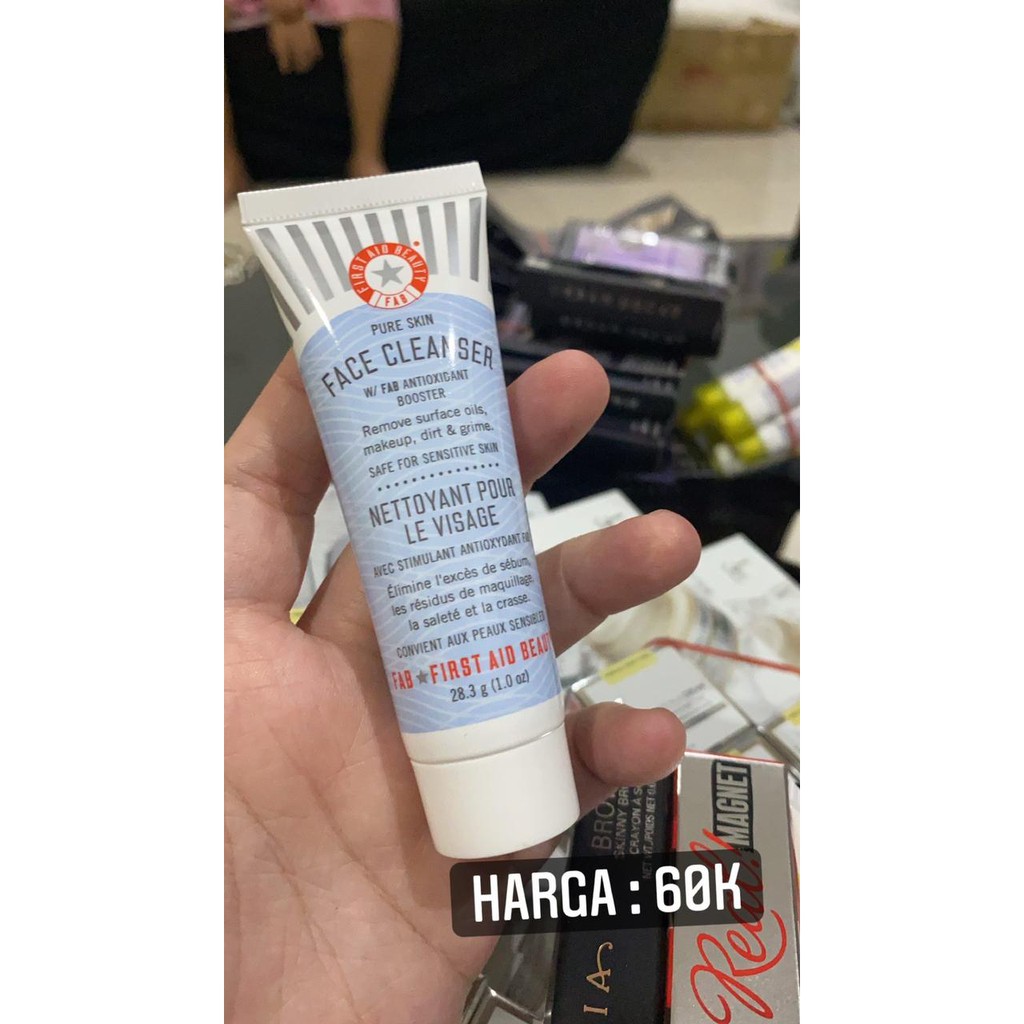 Jual SALE First Aid Beauty Pure Skin Face Cleanser 28,3g | Shopee Indonesia