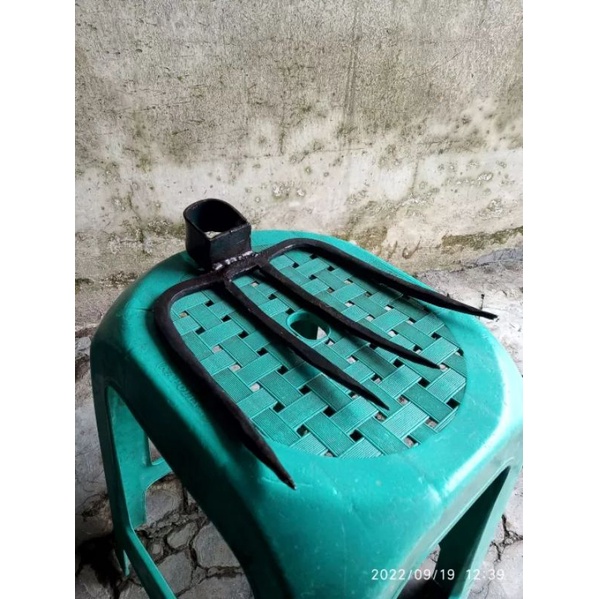 Jual gacok besar garukan jerami dan sampah lebar gigi 20 cm gigi 4 ...
