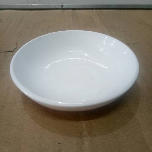 Sambel pindang dalam piring keramik dengan nasi putih