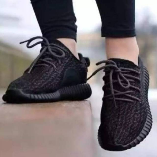 Sepatu yeezy sneakers pria wanita warna hitam uk 39 43