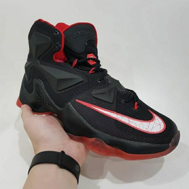 Sepatu basket outlet nike lebron 13