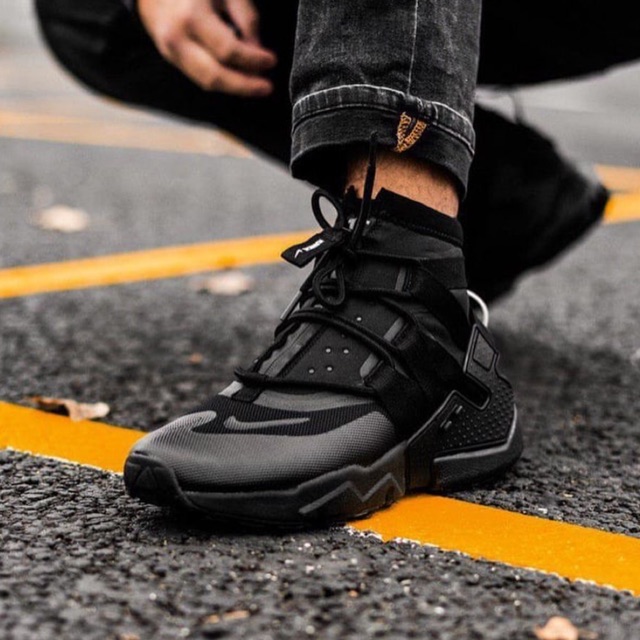 Nike huarache hotsell gripp triple black