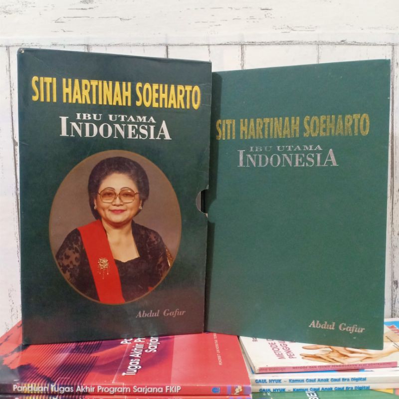 Jual ORI HC PLUS BOX BUKU SITI HARTINAH SOEHARTO - IBU UTAMA INDONESIA ...