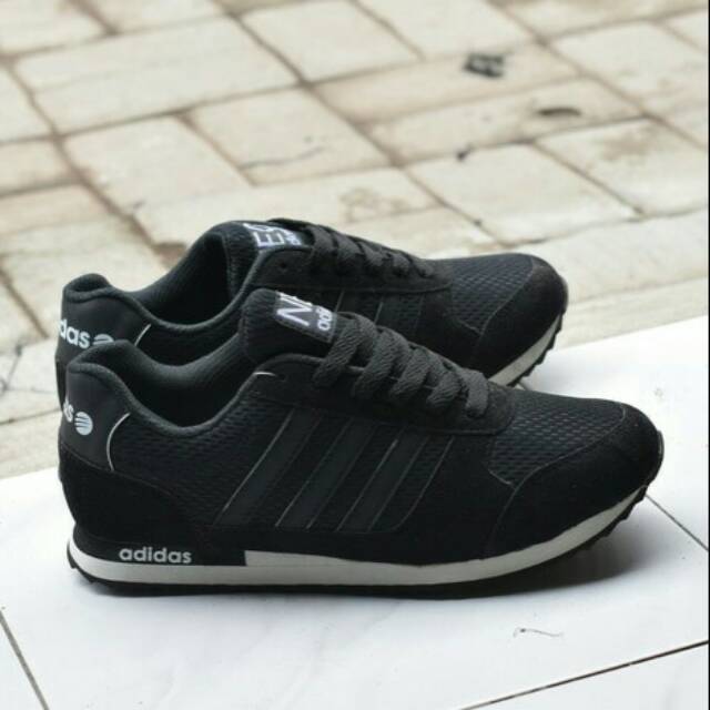 Foto sepatu adidas warna hitam polos sale