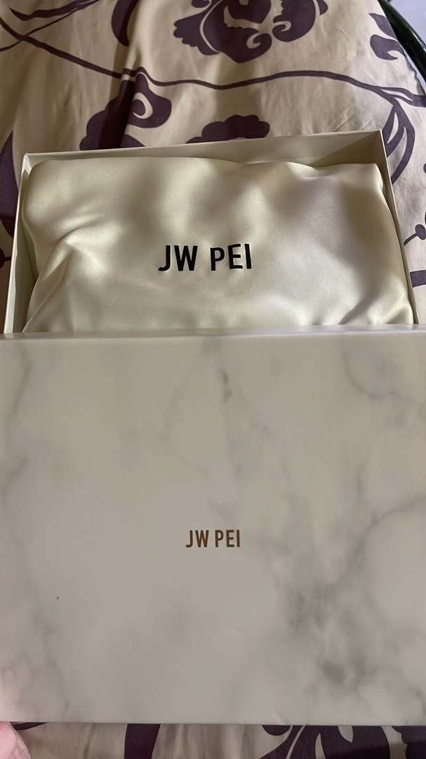 JW PEI - by @linekerlenhard . @tezza ⭐️ . carrying Fae Bag at #NYFW