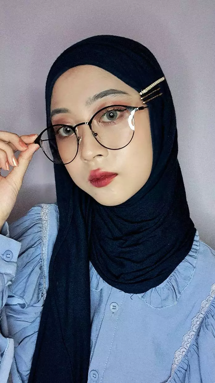 Tampilan kacamata photocromic transparan dengan bingkai kasual modern