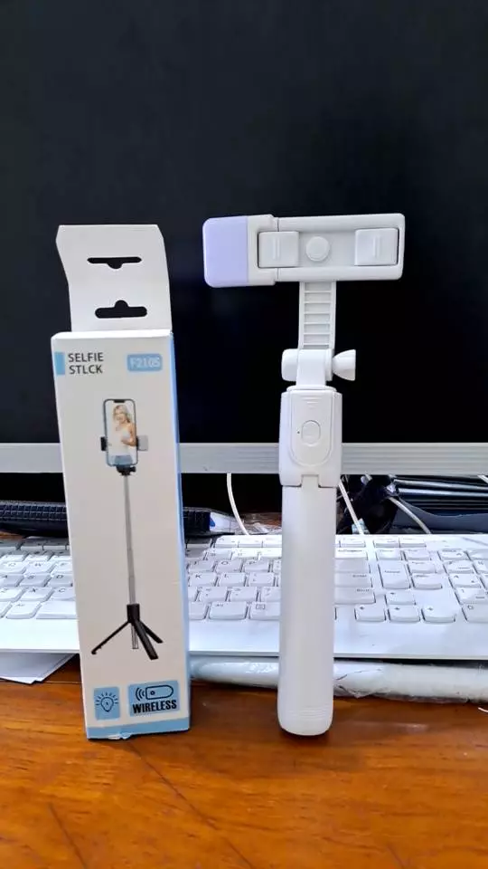 Tongsis Selfie Tripod Bluetooth 4 In 1 Lampu LED Desain Portabel