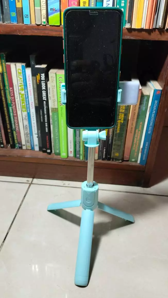 Lampu LED Terintegrasi pada Penjepit Ponsel untuk Penerangan Wajah