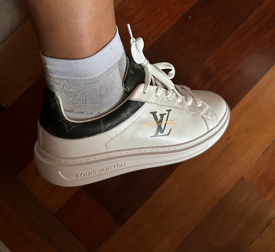 Sepatu olahraga kasual pria LV/Louis Vuitton bermotif putih