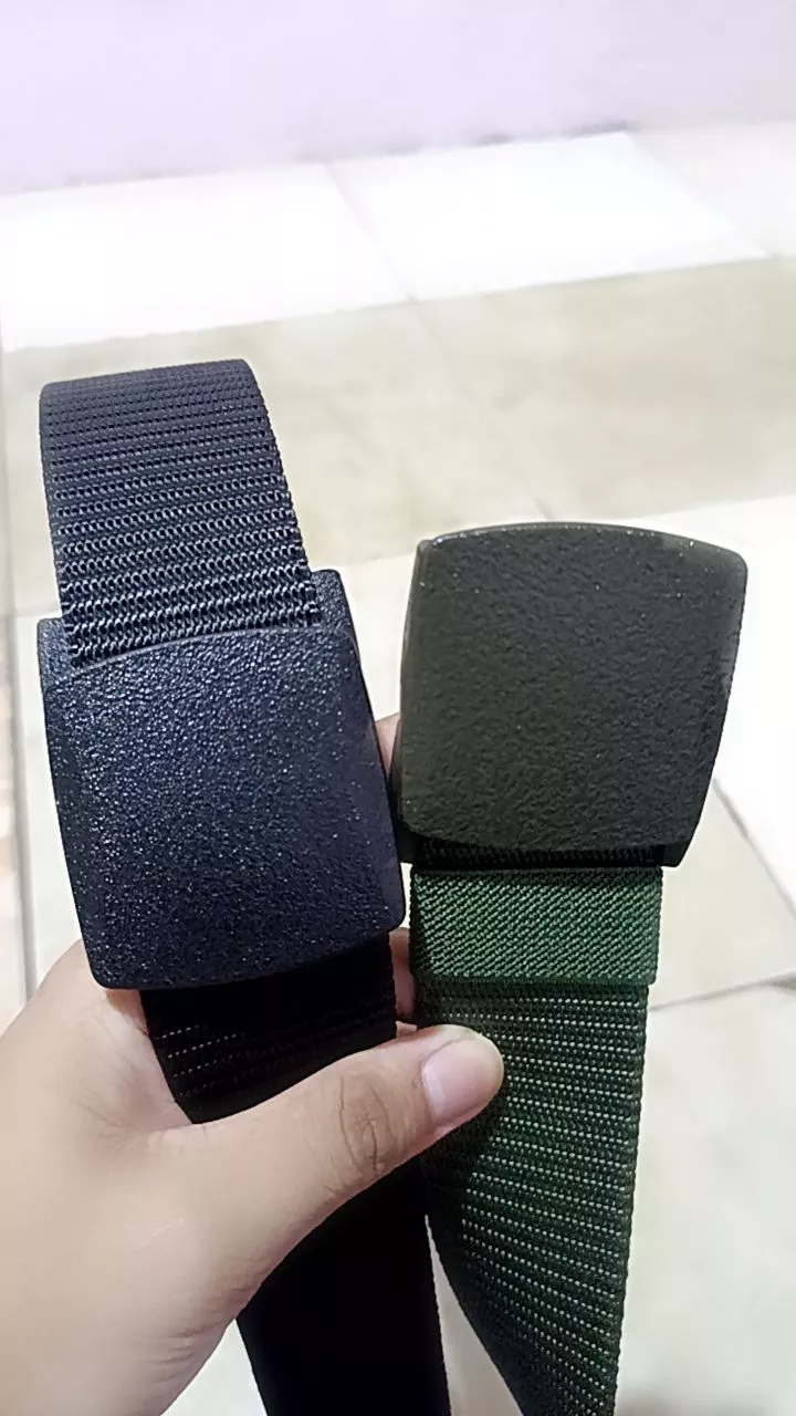 Detail anyaman serat kanvas nilon tebal dan mekanisme penjepit gesper