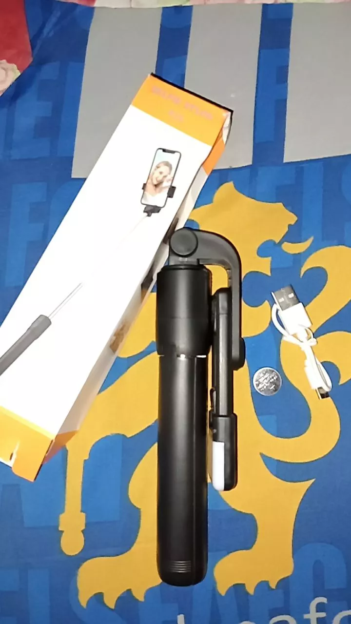 Kaki Tripod Terbuka dan Tombol Remote Shutter Bluetooth Lepas Pasang