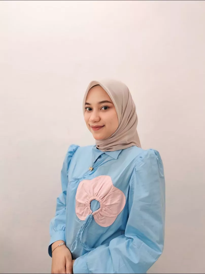 Detail kerapatan serat rayon premium dan fleksibilitas ikatan tali belakang ciput Turki