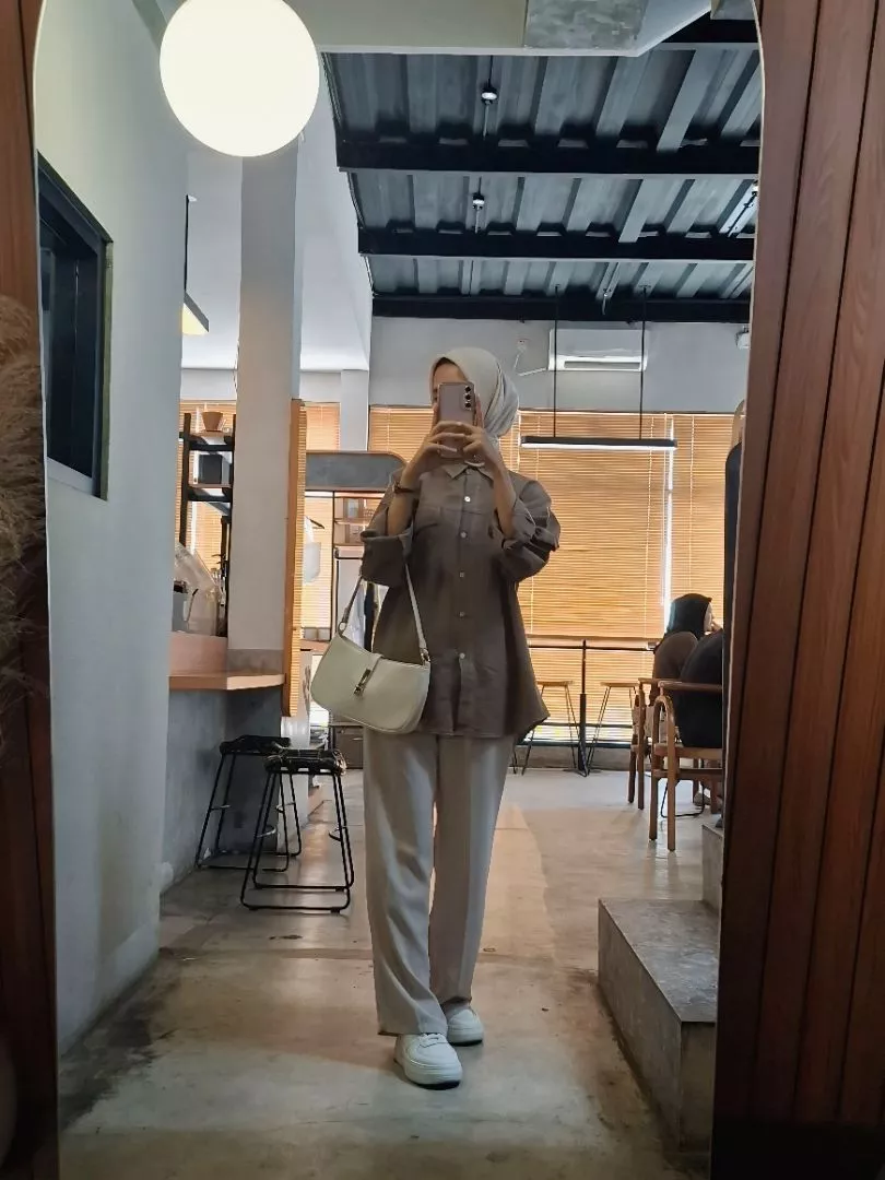 Detail kerapian jahitan bagian kancing dan ketahanan warna kemeja linen ASOKA