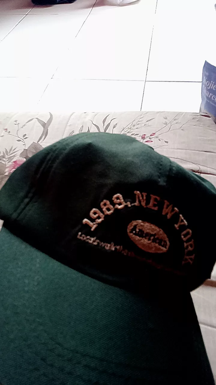 Detail bordir timbul tulisan Brooklyn New York dan kerapian jahitan
