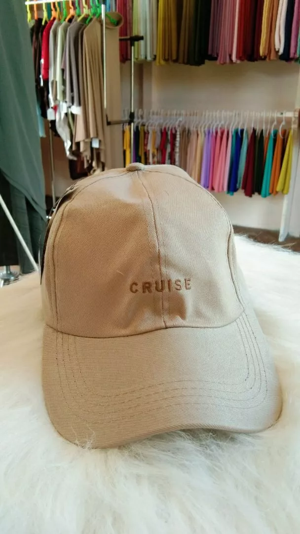 Inspirasi padu padan topi baseball kasual gaya santai unisex