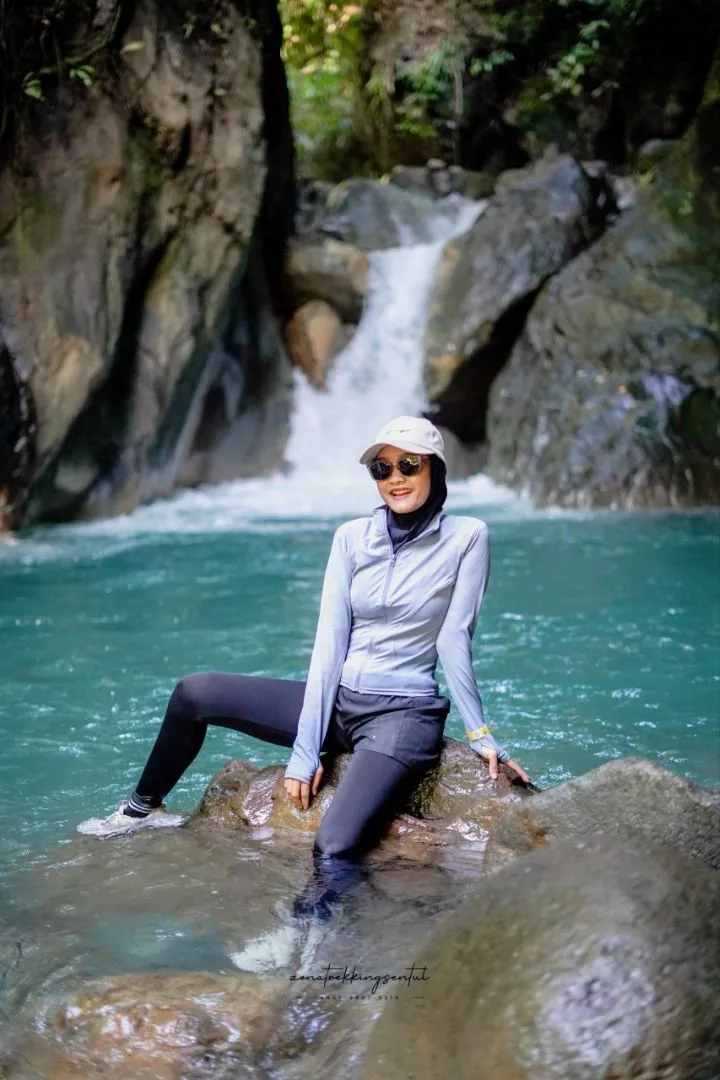 Tampilan sudut depan kacamata hitam polarized UV400 gaya Korean Ins Yanke 2302
