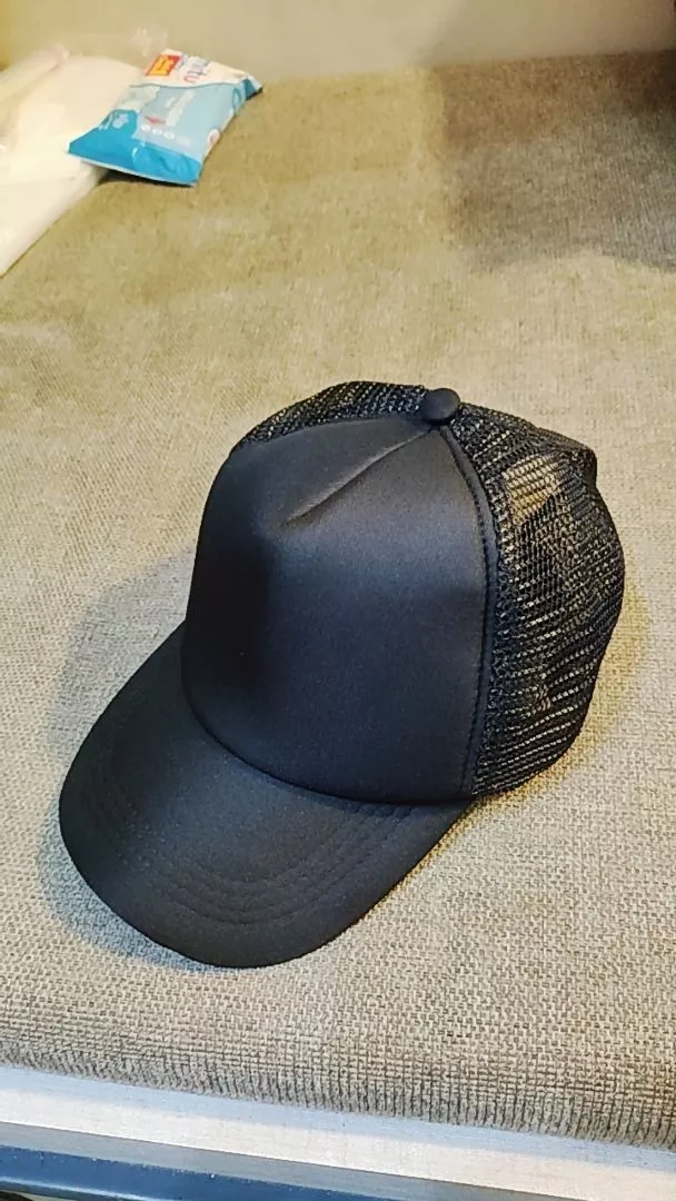 Tampilan depan topi jaring polos trucker hat model distro