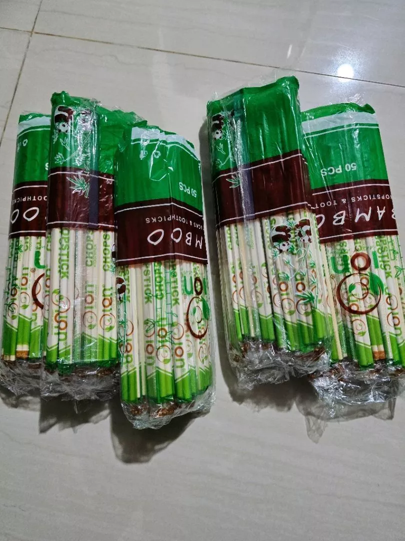 Detail Serat Bambu Halus dan Belahan Sumpit yang Simetris