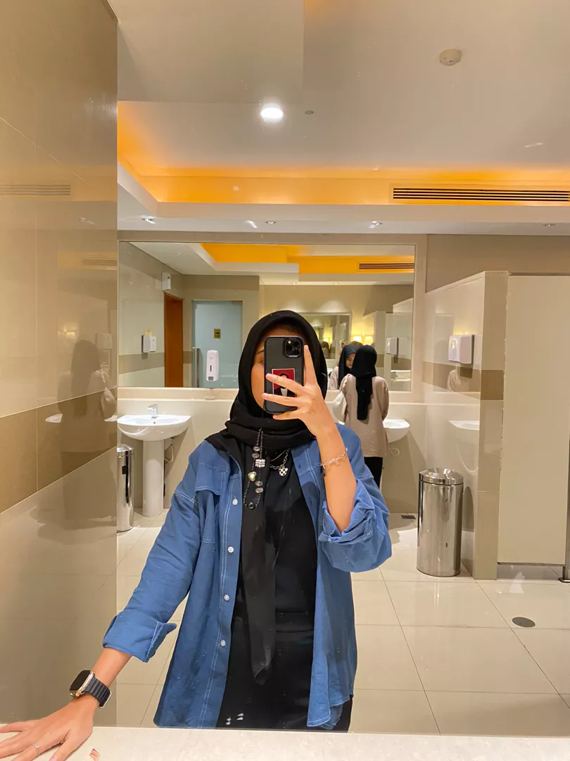 Padu padan kemeja linen ASOKA Kaylee Shirt dengan celana kulot dan aksesori kasual