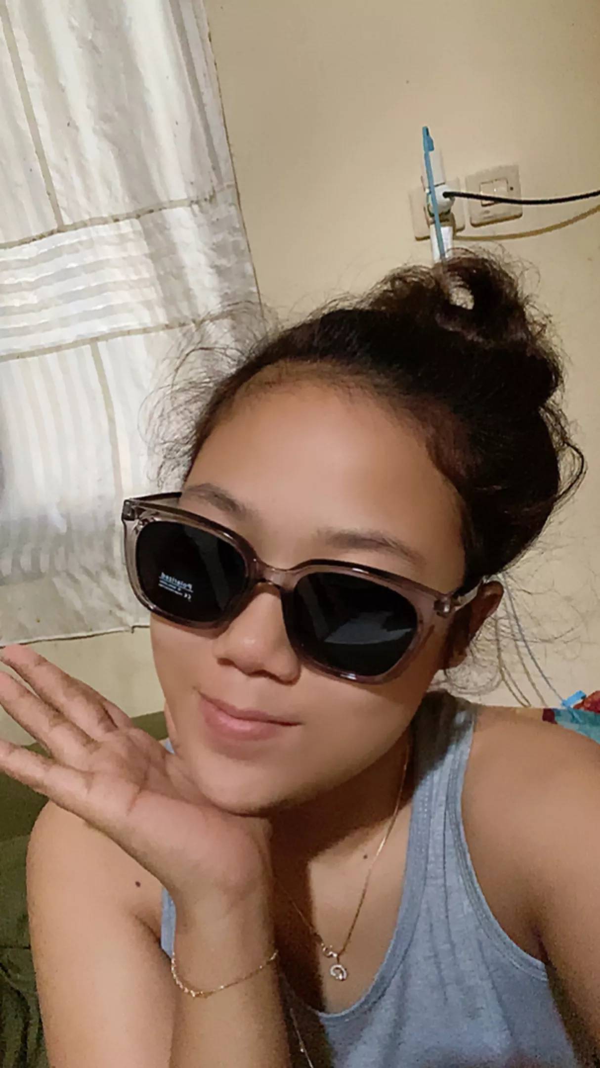Detail lensa gelap polarized kacamata Yanke 2302 dan sambungan engsel bingkai presisi