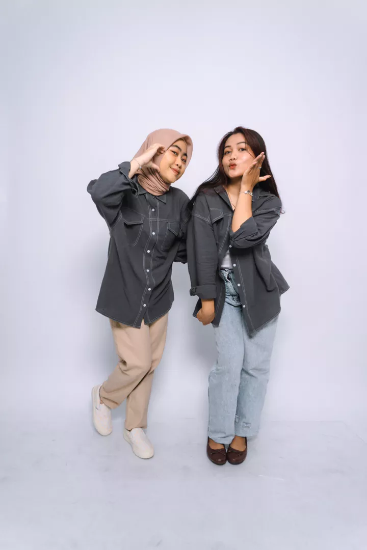 Tampilan jatuh kemeja linen oversize ASOKA Kaylee Shirt 2198 pada gaya busana wanita modern