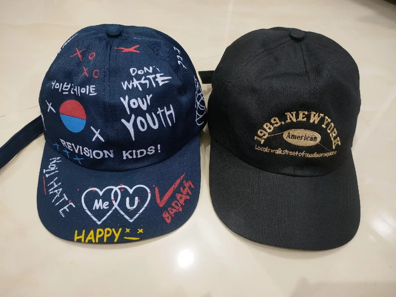 Gesper pengatur ukuran lingkar kepala di bagian belakang topi
