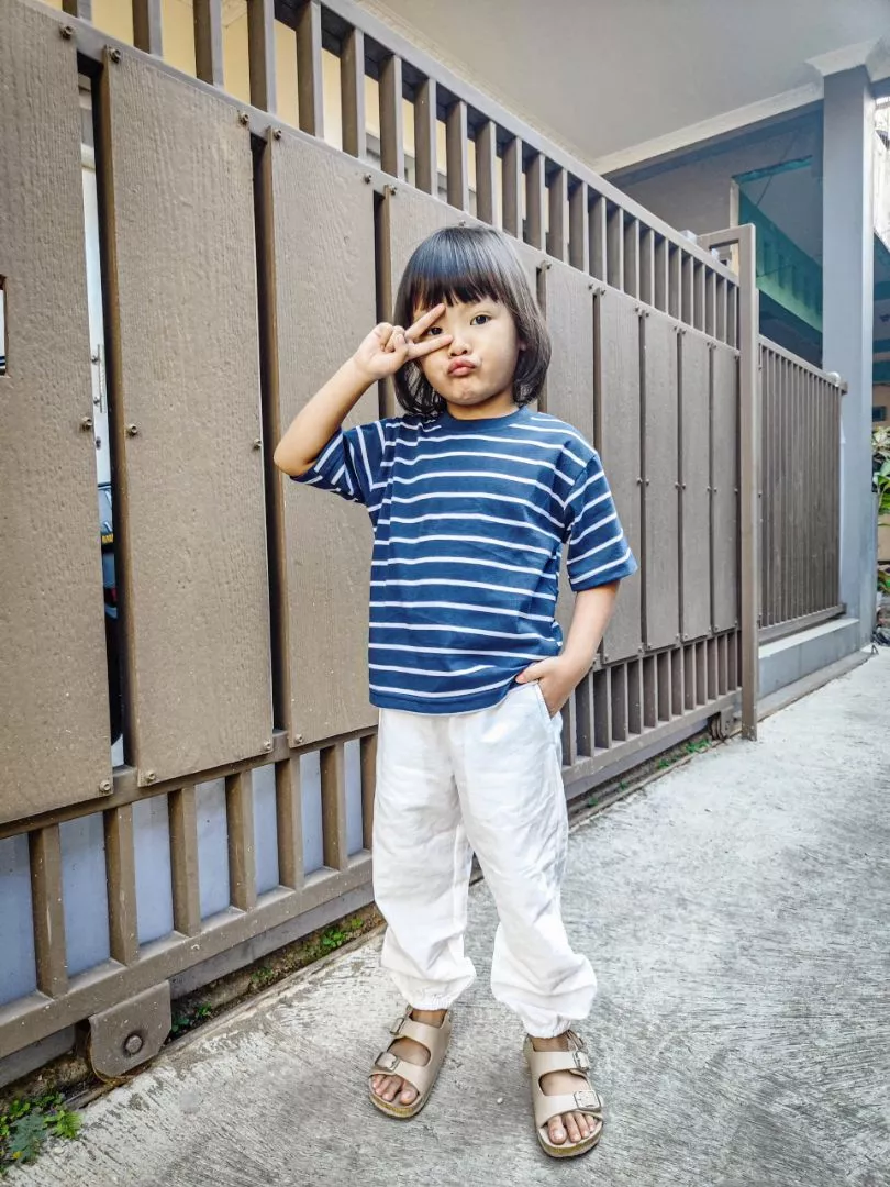 Inspirasi padu padan kaos salur anak Kuokabasic dengan celana chino pendek dan sepatu slip-on