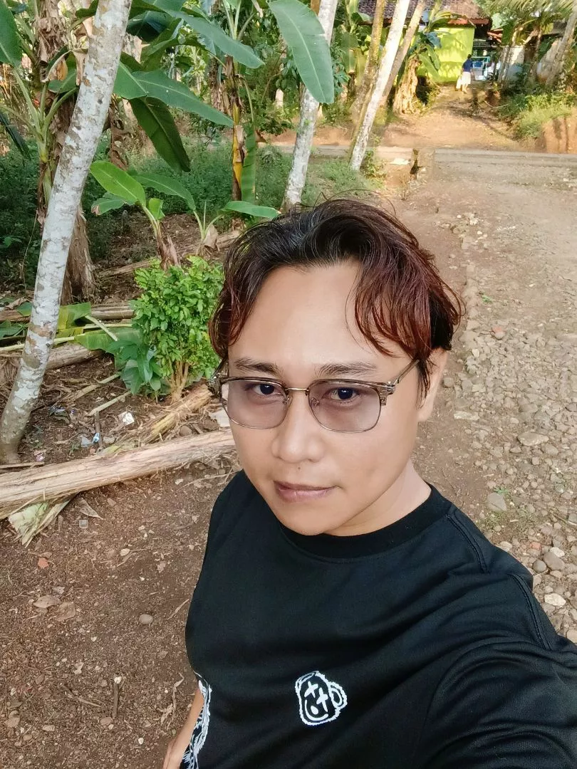 Siluet kacamata half-frame rektangular Geostar dengan aksen garis alis tegas
