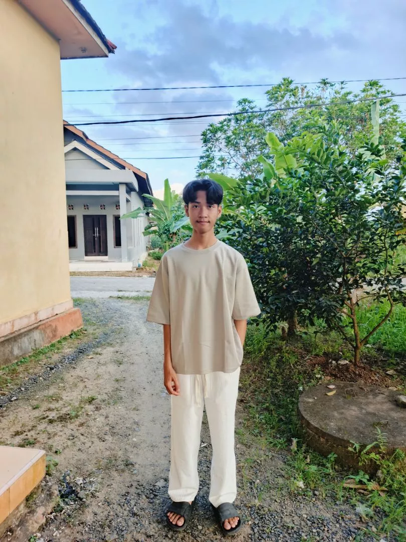 Tampilan siluet kaos oversized No Void Minds Formlock potongan boxy fit pria