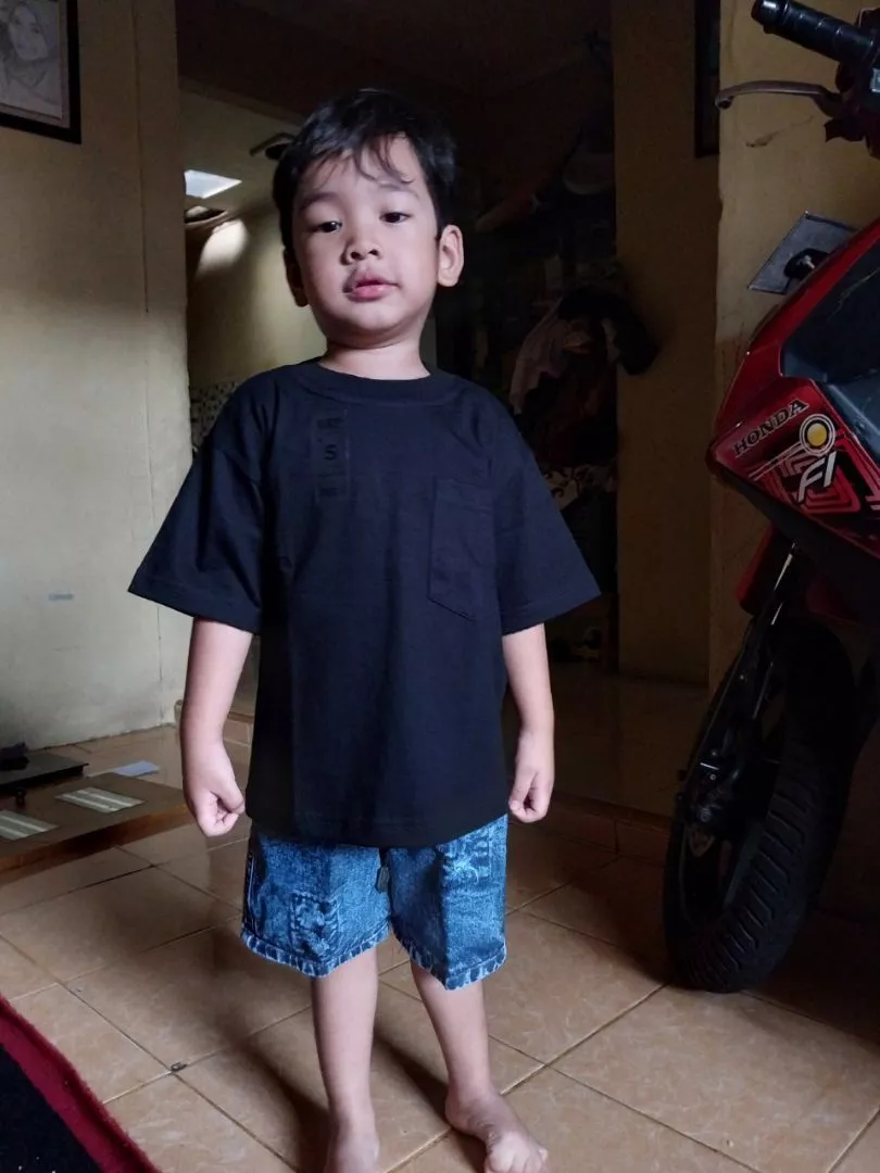 Pengujian kelenturan kain dan sirkulasi udara kaos Kuokabasic saat dikenakan beraktivitas luar ruangan