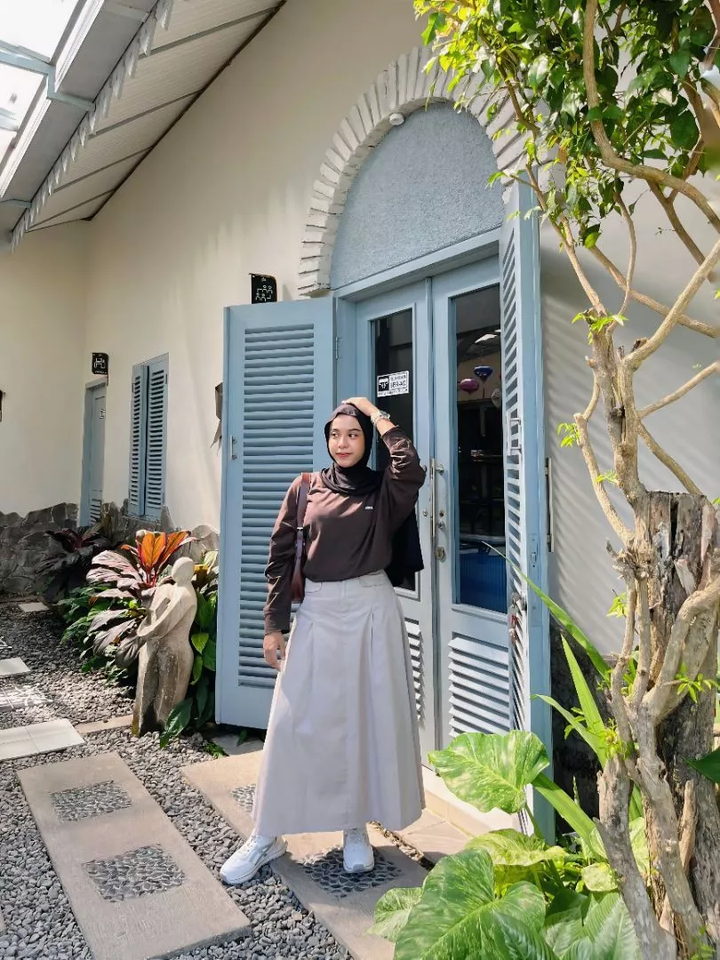 Padu padan kaos lengan panjang oversize MATE.LTD dengan celana kargo dan hijab pashmina santai