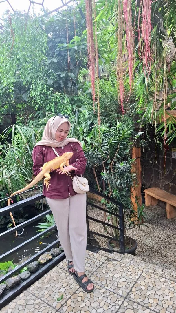 Tampilan anggun siluet kemeja Sabine Shirt beraksen bordir cantik bahan linen