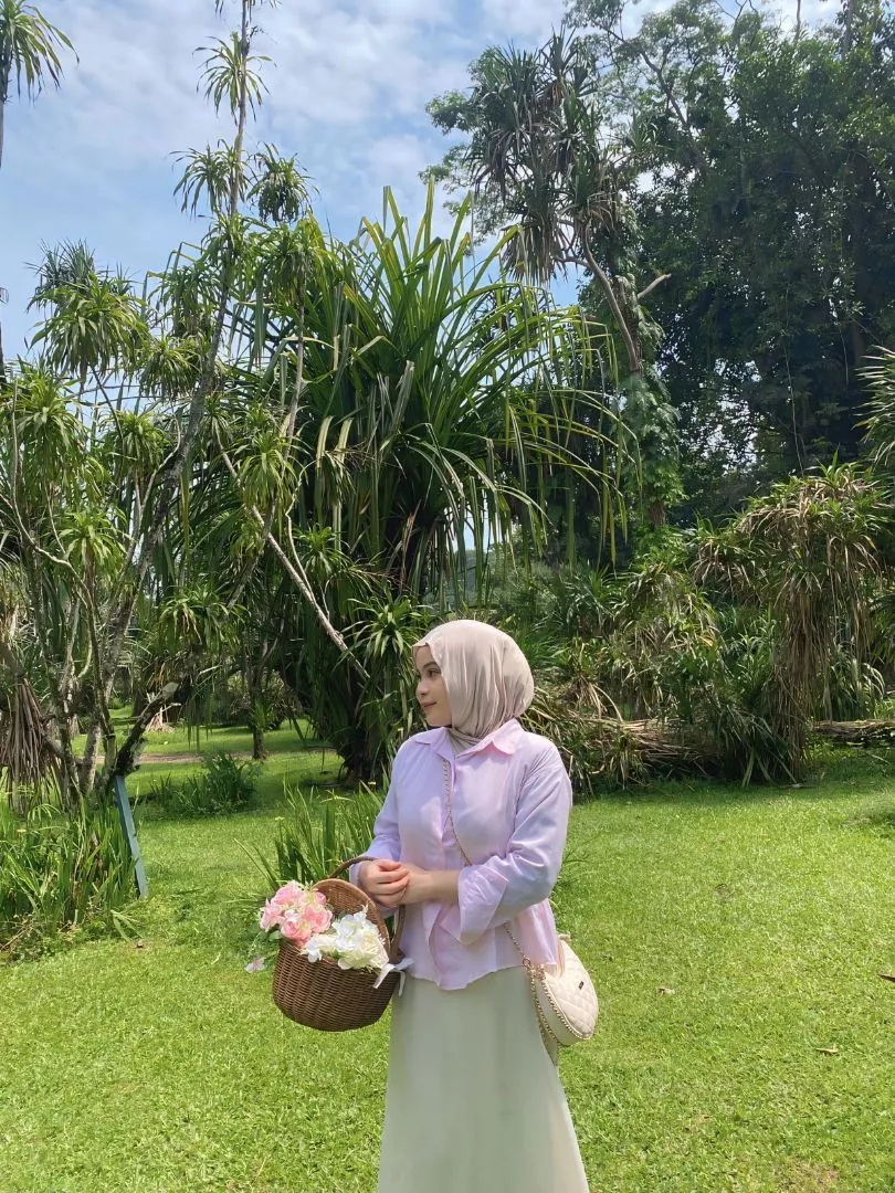 Padu padan Hanni Striped Shirt HULM dengan celana high-waist dan tas jinjing kerja
