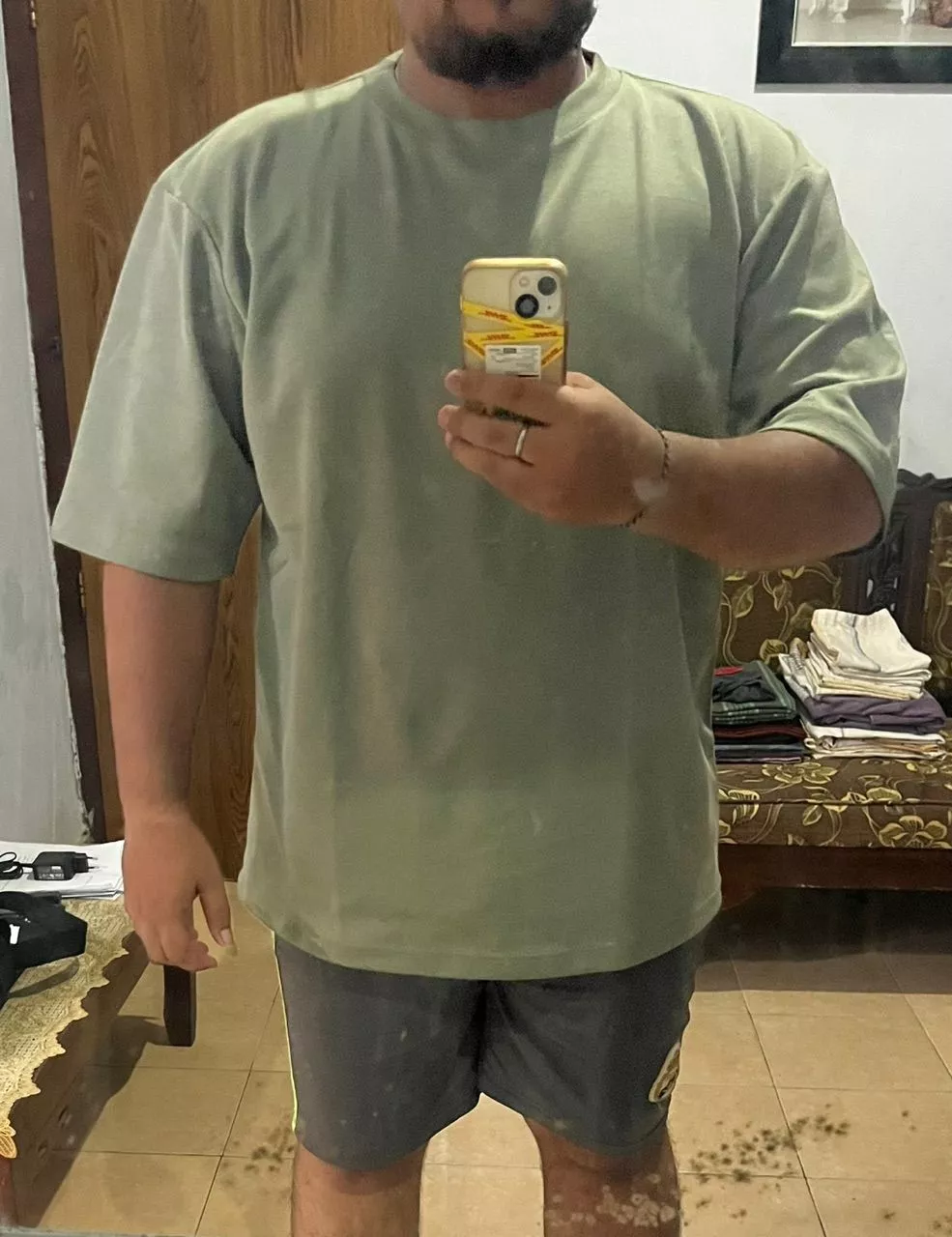 Detail kerapatan jahitan kerah leher rib ganda kaos oversized No Void Minds
