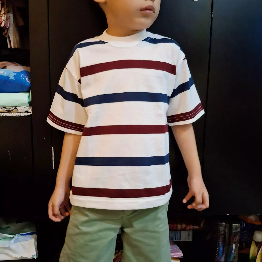 Pengujian kelonggaran potongan drop-shoulder kaos salur Kuokabasic saat anak bergerak aktif