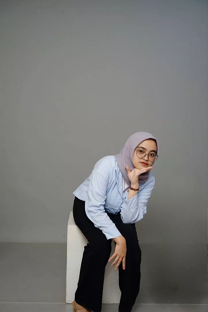 Uji jatuh kain kemeja salur wanita HULM dari sisi samping dan belakang