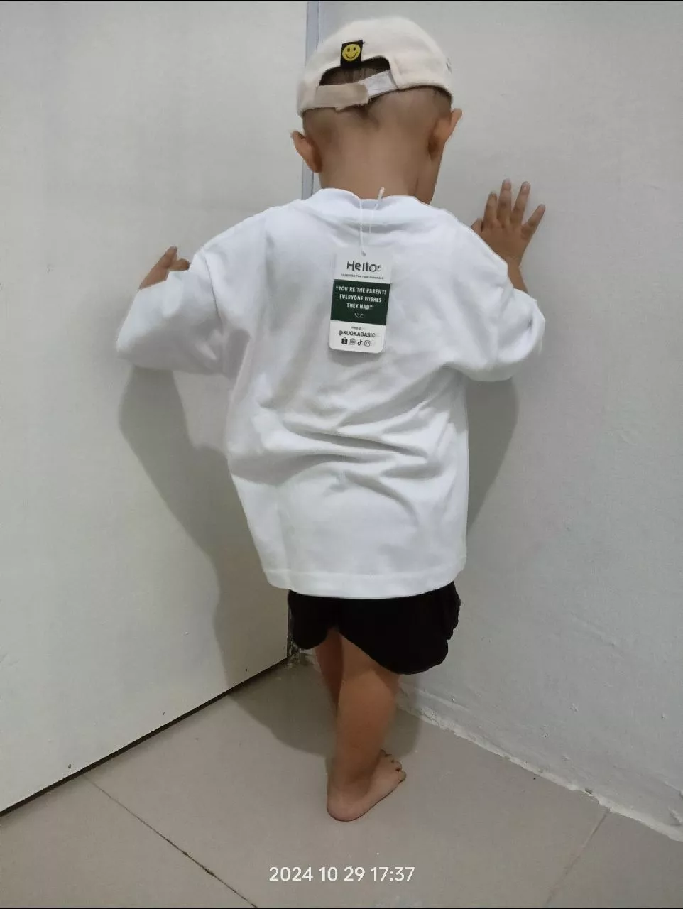 Detail kerapatan jahitan kerah leher rib katun dan presisi saku depan kaos Kuokabasic