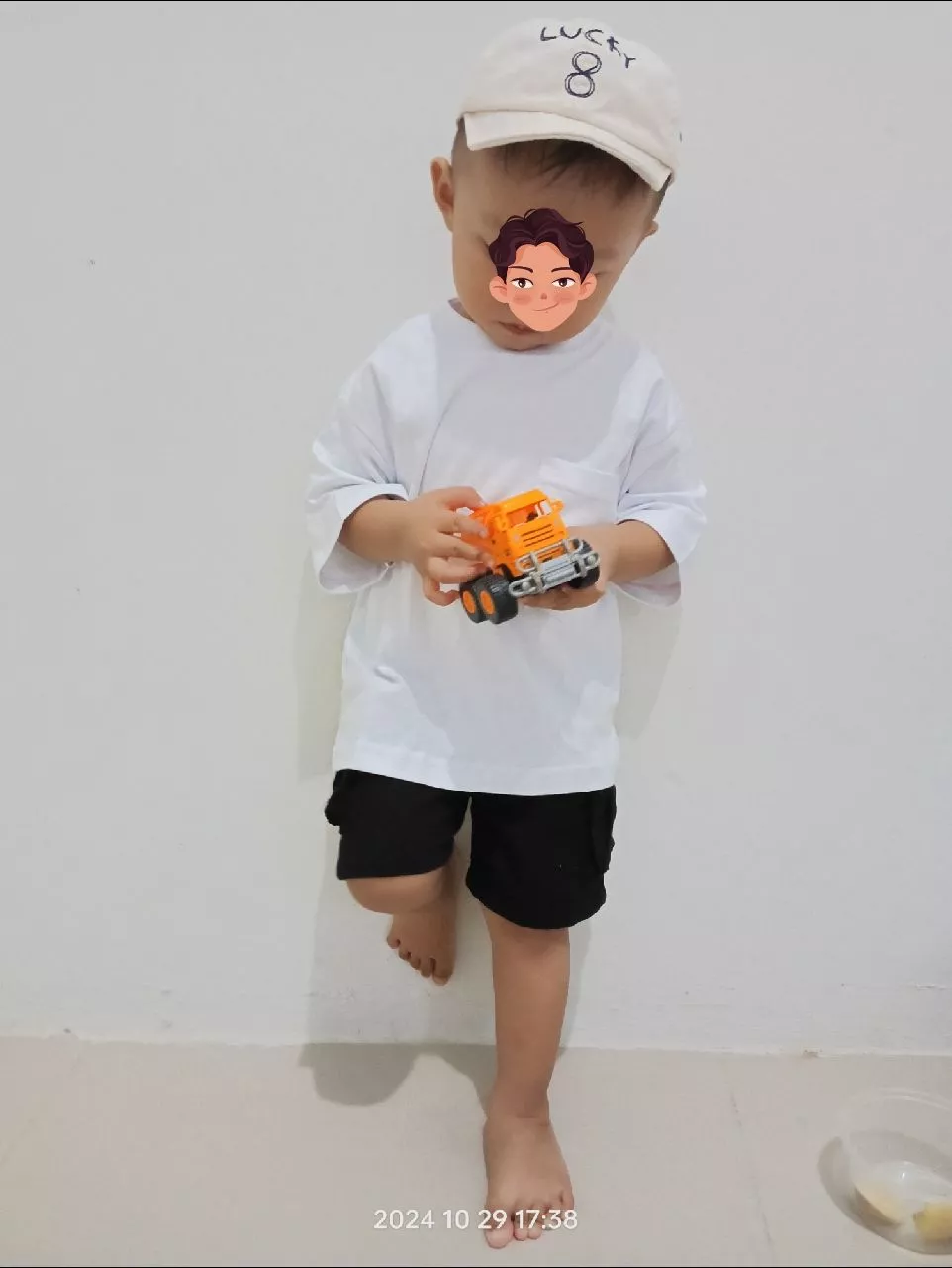 Tampilan siluet kaos anak pocket oversize Kuokabasic berbahan katun lembut combed 24s